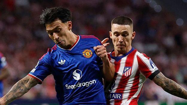 Lisandro Martínez i duell med en Atlético Madrid-spiller på Metropolitano.