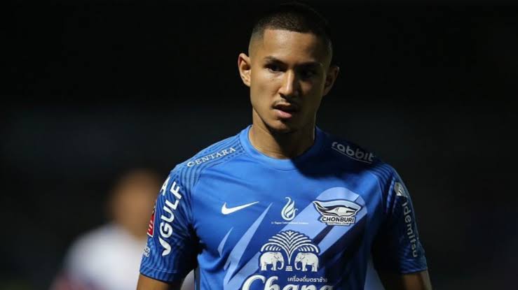 Faiq Bolkiah i Chonburi-drakt under tiden i Thai League 1