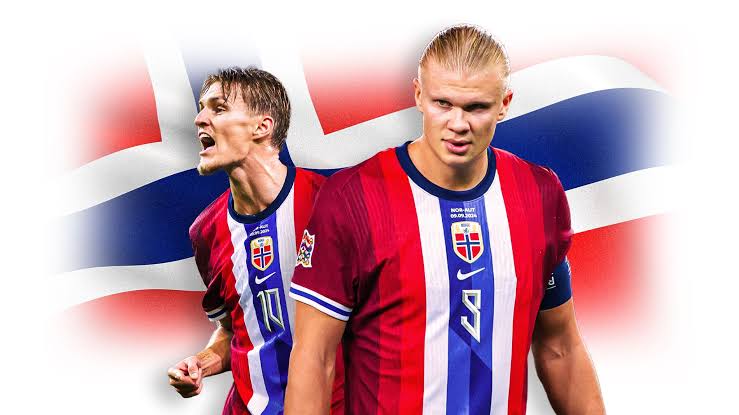 Martin Ødegaard og Erling Haaland i Norge-draktene foran det norske flagget