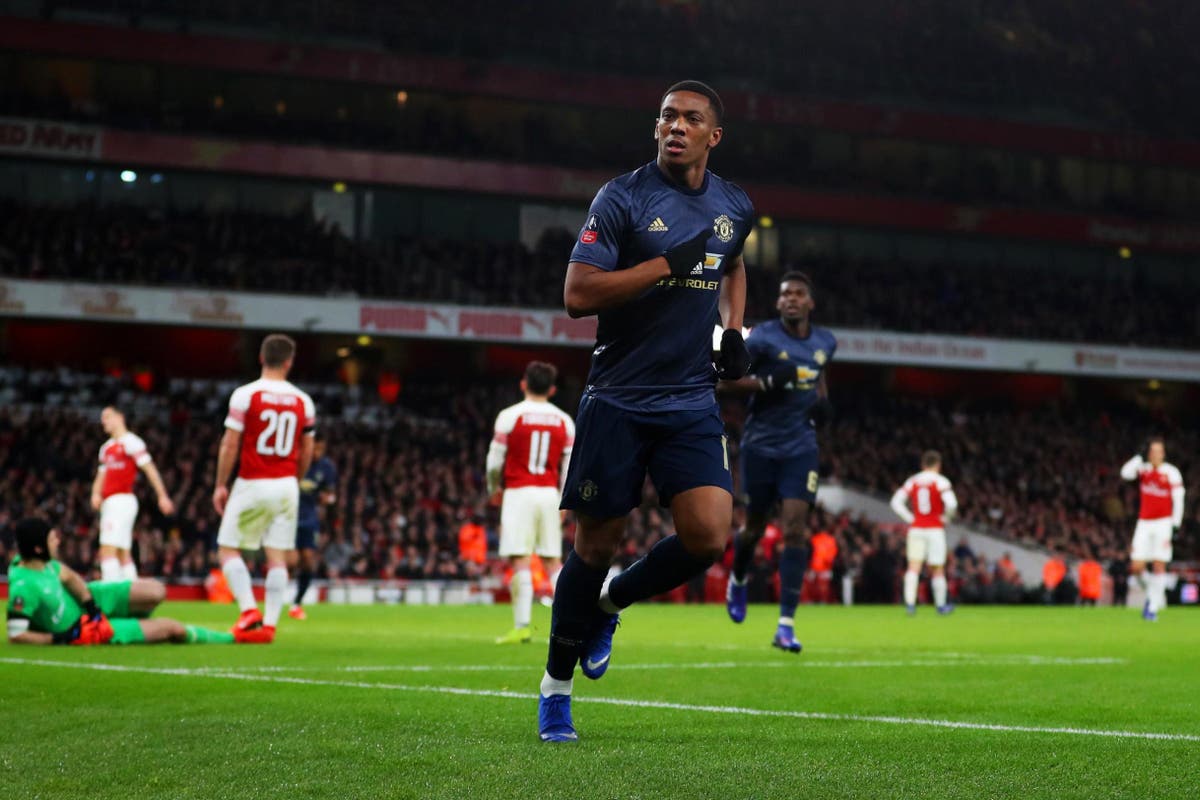 Martial på vei bort fra United